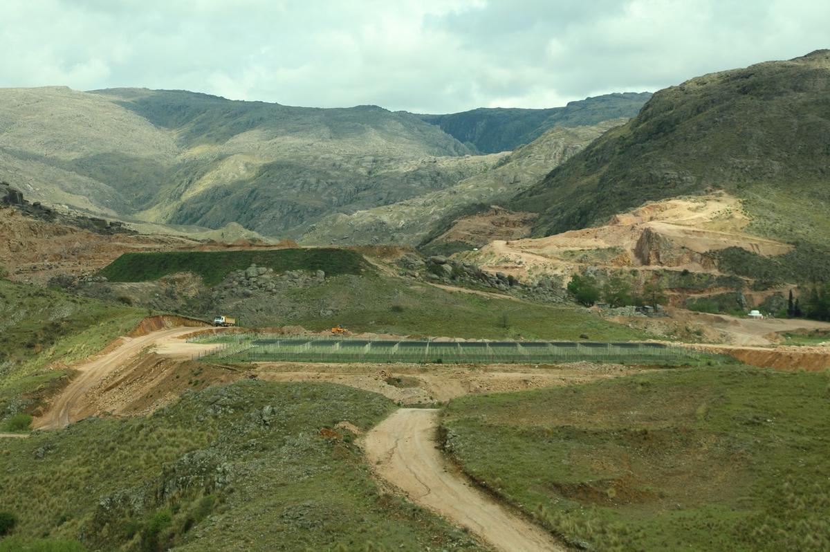 Cómo una familia cordobesa transformó una mina en una bodega única en el país