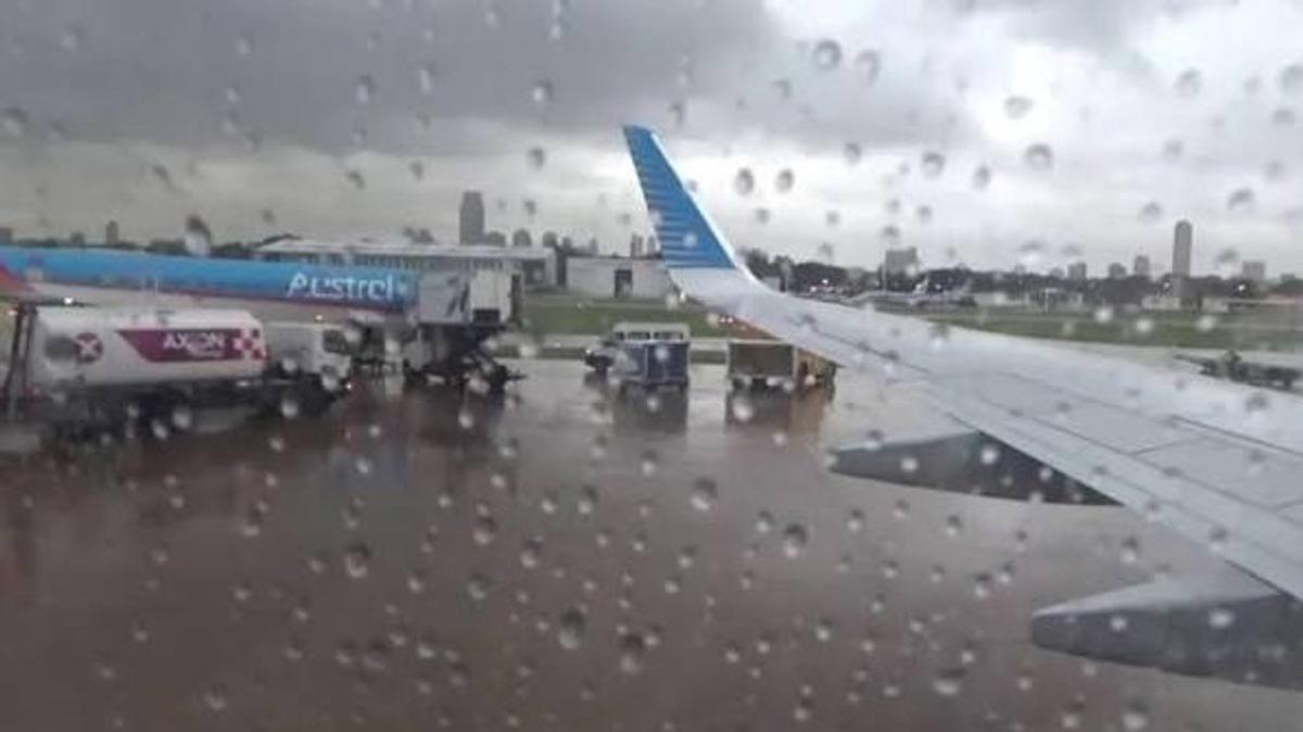 Demoras en vuelos en Ezeiza y Aeroparque por tormenta eléctrica en Buenos Aires