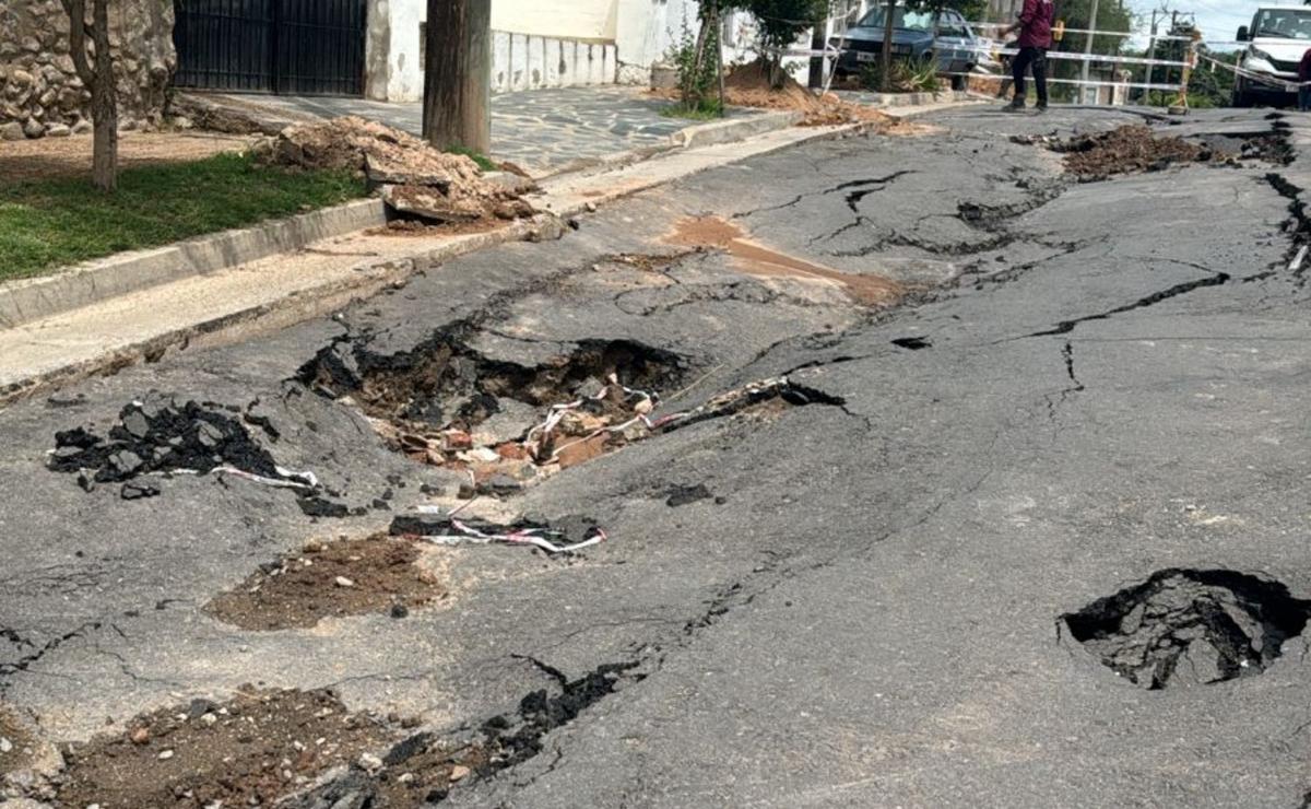 FOTO: Molestias de vecinos de San Ignacio por un impactante socavón en plena calle.