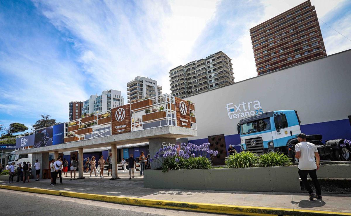 FOTO: VW Camiones y Buses en su #ExtraVerano25 en Playa Grande, Mar del Plata