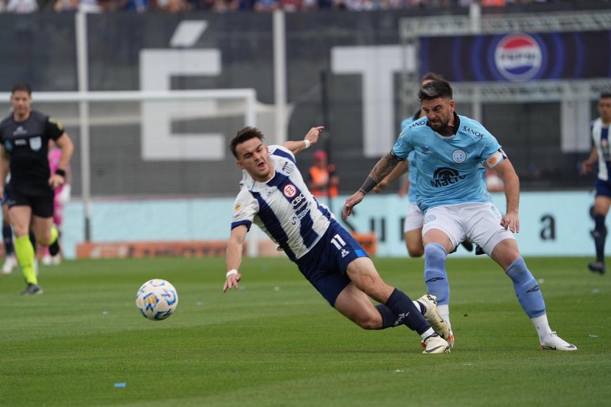 FOTO: Alejandro Rébola vio la roja en la primera jugada.