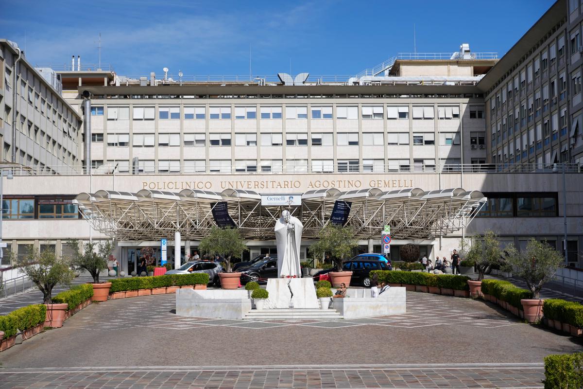 El papa está trabajando desde el hospital y el pulmón se recupera bien de la cirugía