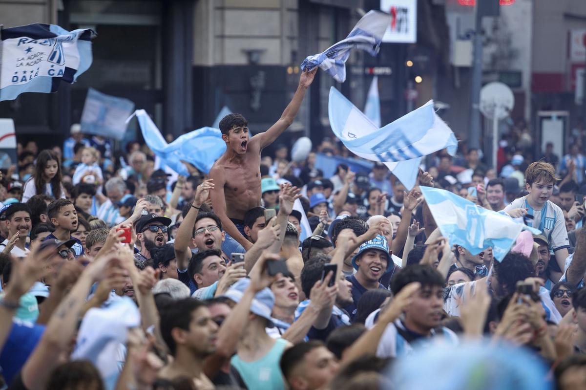 FOTO: Racing copó el Obelisco tras el triunfo en la Sudamericana. 