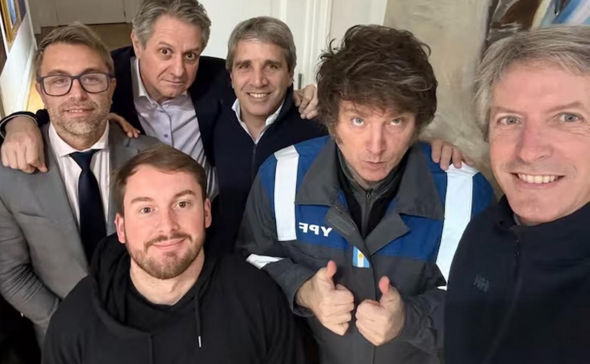 Milei luciendo el mameluco de YPF.