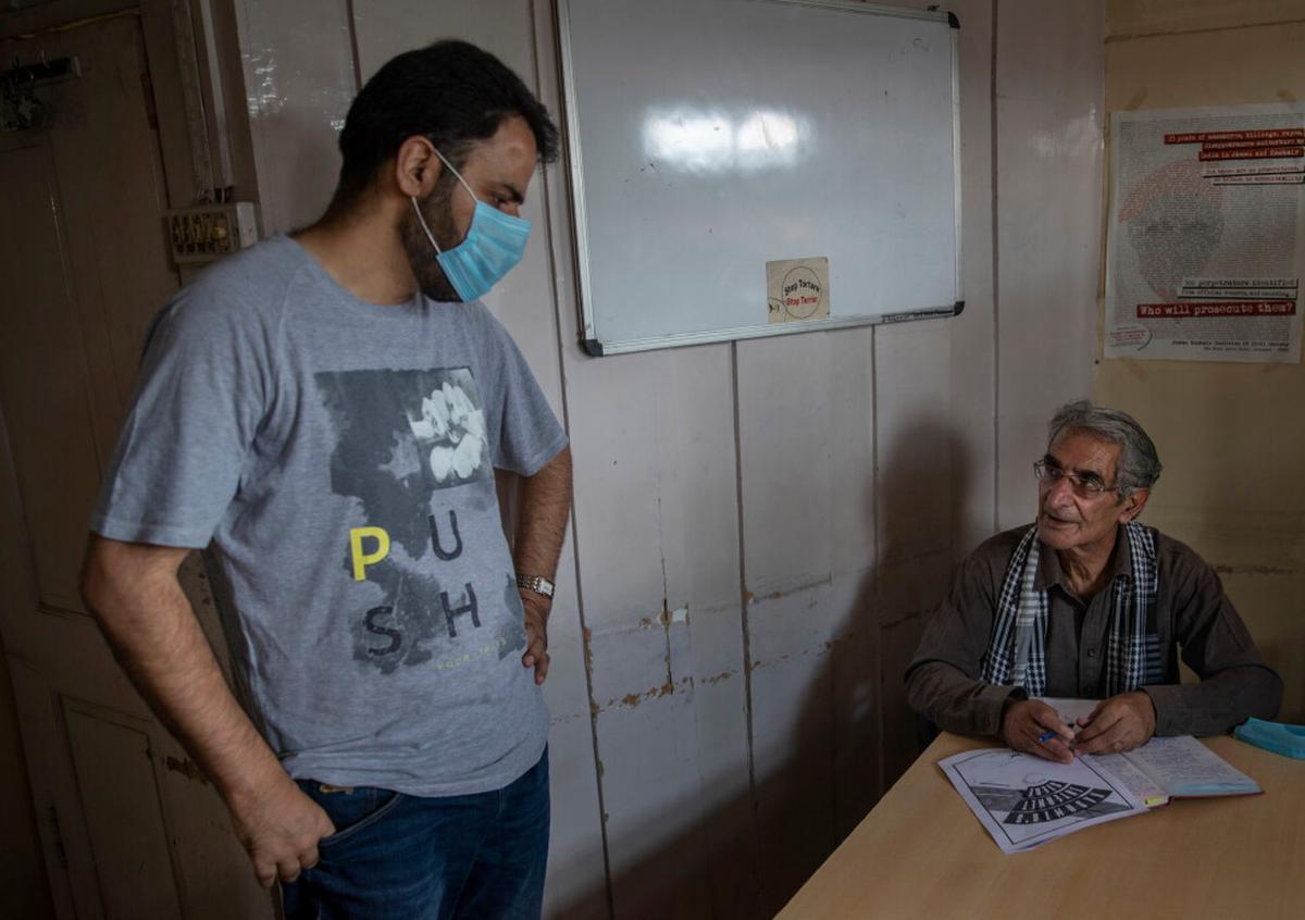 Liberan con restricciones a activista Khurram Parvez y periodista Irfan Mehraj en Cachemira