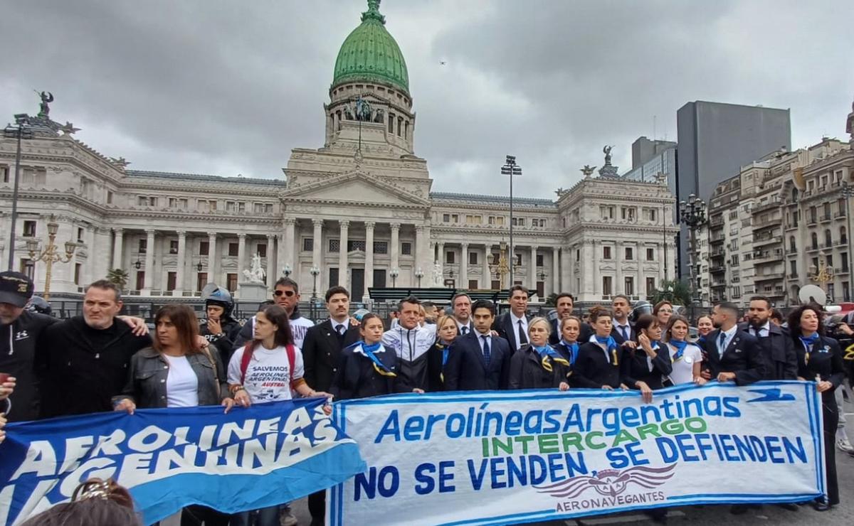 FOTO: Aeronavegantes marchan al Congreso en defensa de Aerolíneas Argentinas.