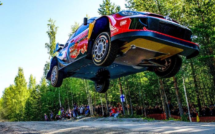 Rally Mundial: Ogier domina el caótico viernes y lidera Finlandia con 16,3 segundos de ventaja