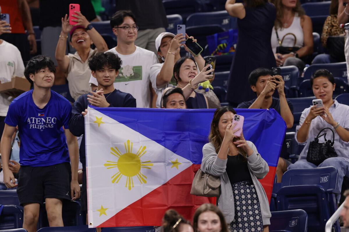 Los muchos fans de Alex Eala llegan al US Open con banderas filipinas y cariño