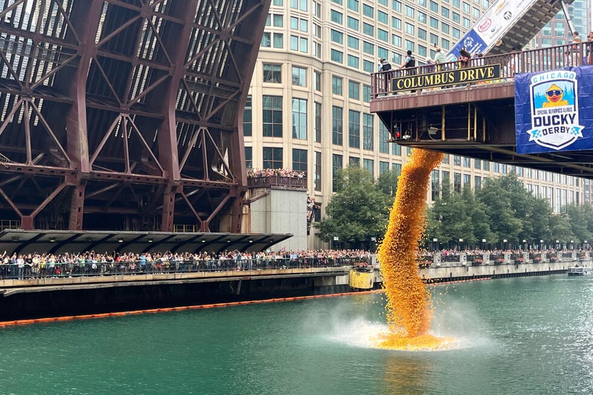 Miles de patos de goma caen al río Chicago en recaudación anual de Special Olympics