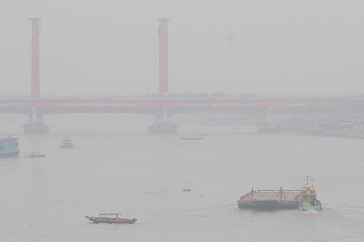 Más escuelas cierran en Indonesia por el empeoramiento de neblina causada por incendios forestales