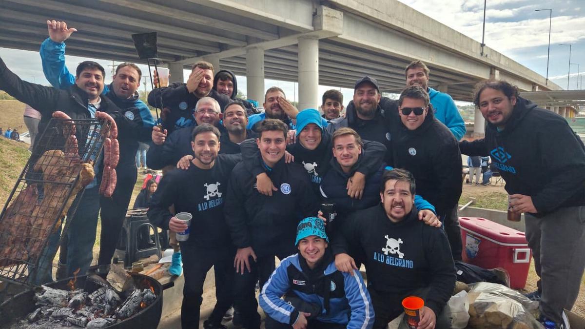 Fanáticos del Pirata, en las inmediaciones del Kempes.