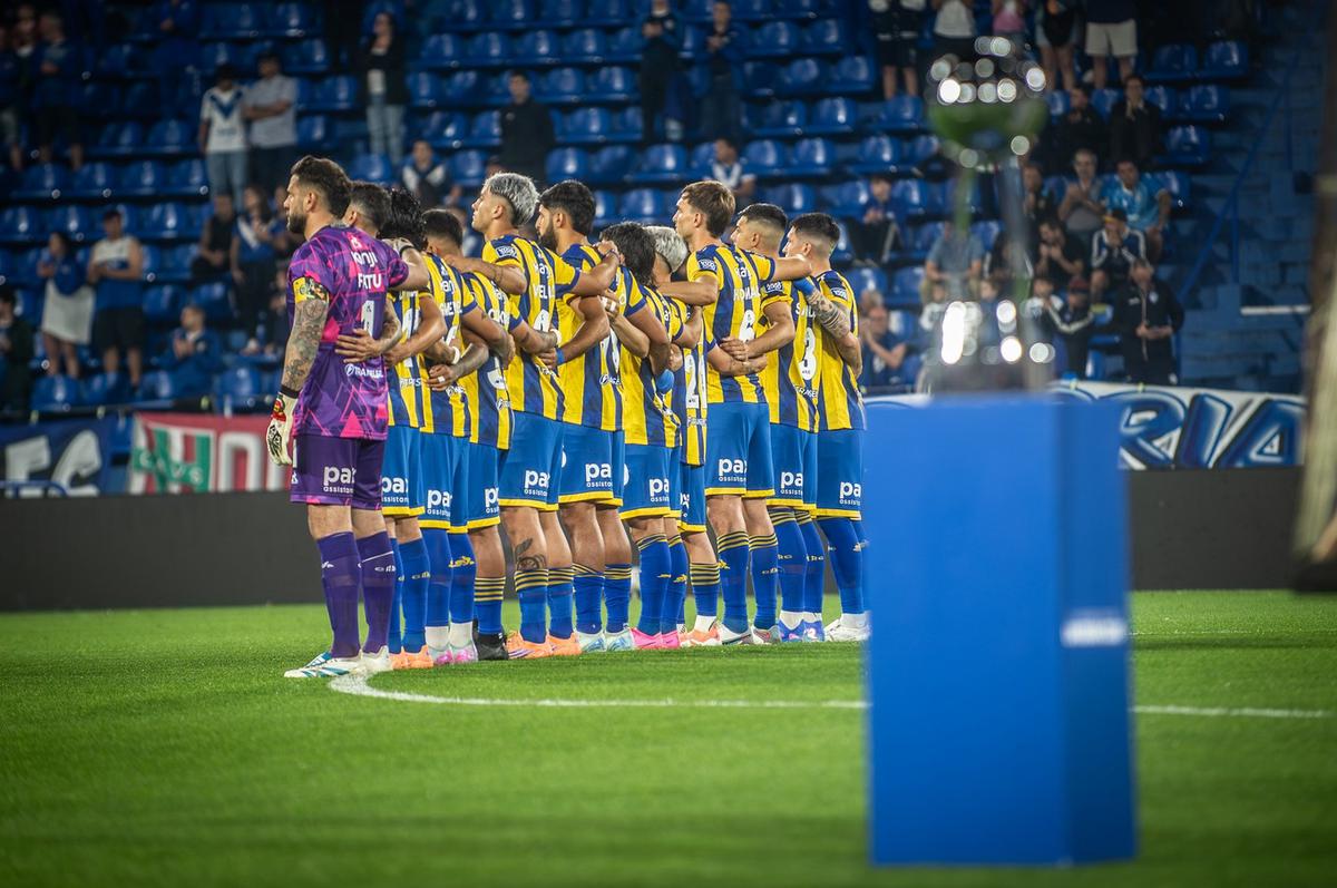 El equipo de Central ante Velez, una noche especial para el club.