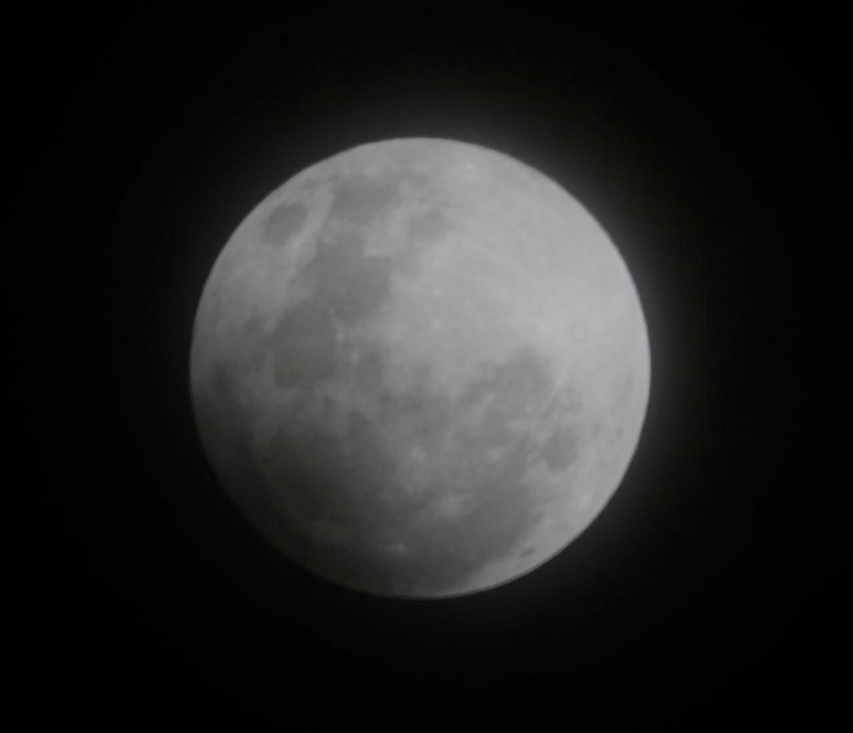 FOTO: Así se veía la Luna en Córdoba a las 23 de este martes (Foto: Daniel Cáceres).