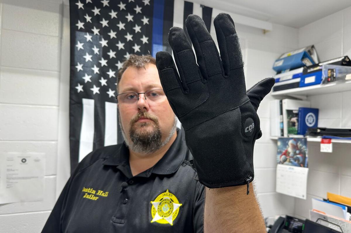 Zar fronterizo de EEUU defiende guantes de electrochoques del ICE para evitar el uso de fuerza letal