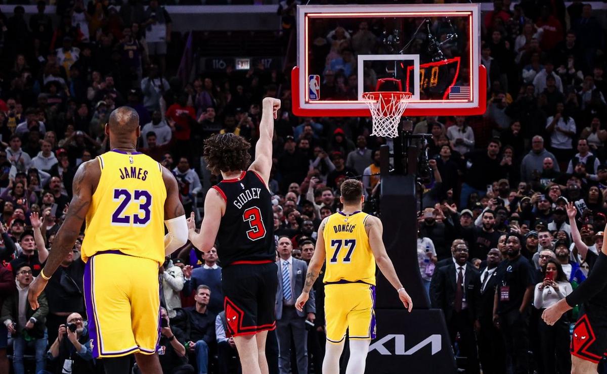 FOTO: Los Bulls se llevaron un triunfo épico ante Lakers. 