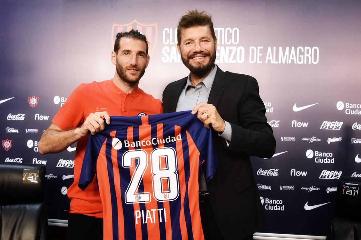 Ignacio Piatti, en su llegada, junto a Marcelo Tinelli. (X: @SanLorenzo)