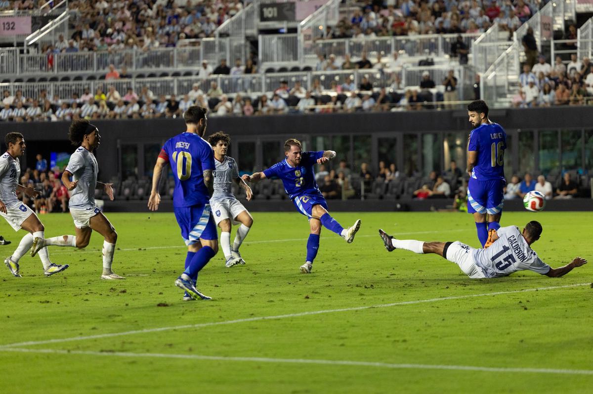 Mac Allister a punto de convertir su segundo gol ante Puerto Rico. (Foto: AFA)