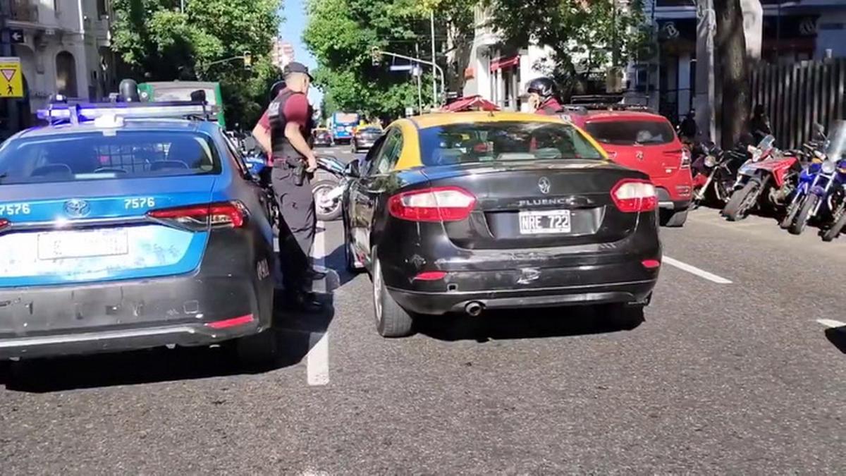 FOTO: Un taxista se quedó dormido y debieron despertarlo policías y el SAME 