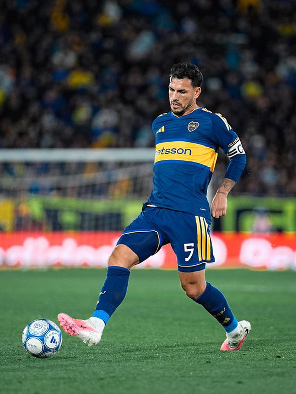 Leandro Paredes durante el partido entre Boca y Vélez.
