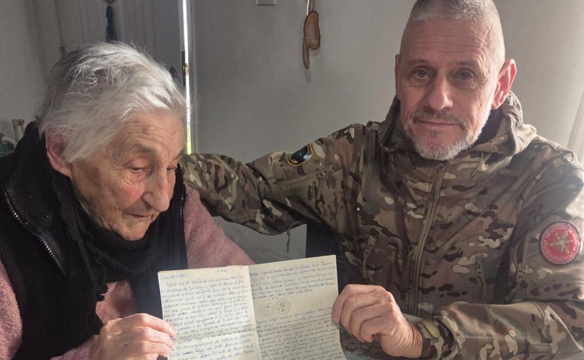 Tita junto a Héctor y la carta escrita hace casi 44 años.