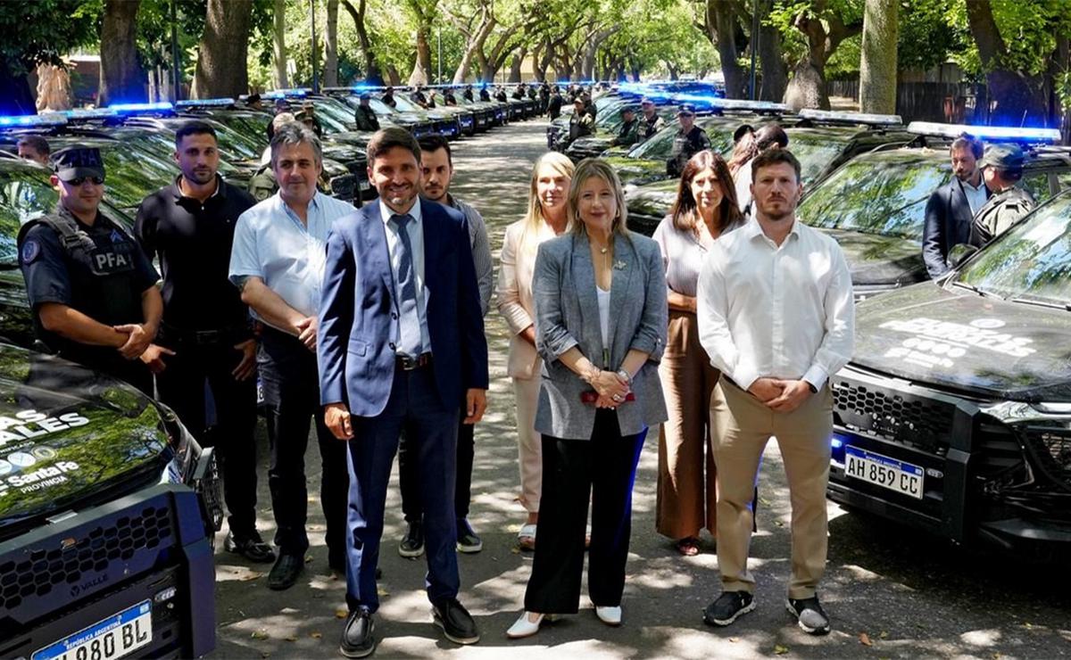 Rosario: entrega a las Fuerzas Federales 100 camionetas adaptadas para patrullaje.