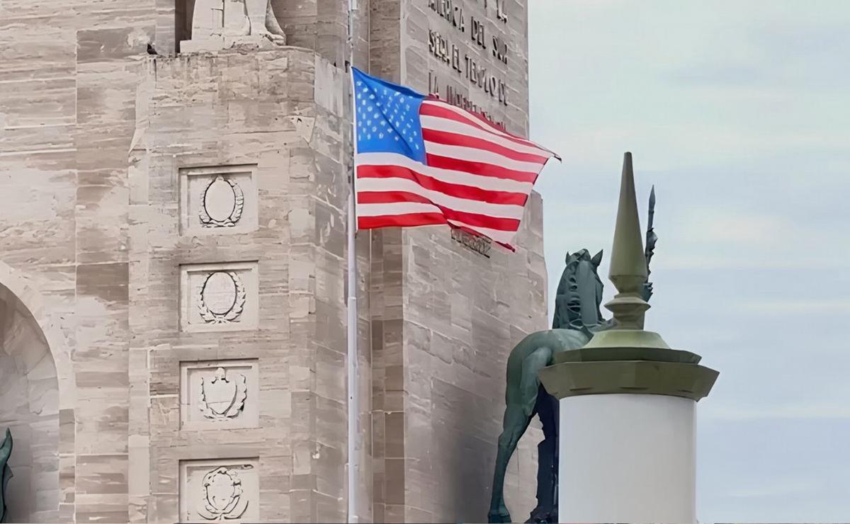 Bandera de Estados Unidos flameando en el Monumento.