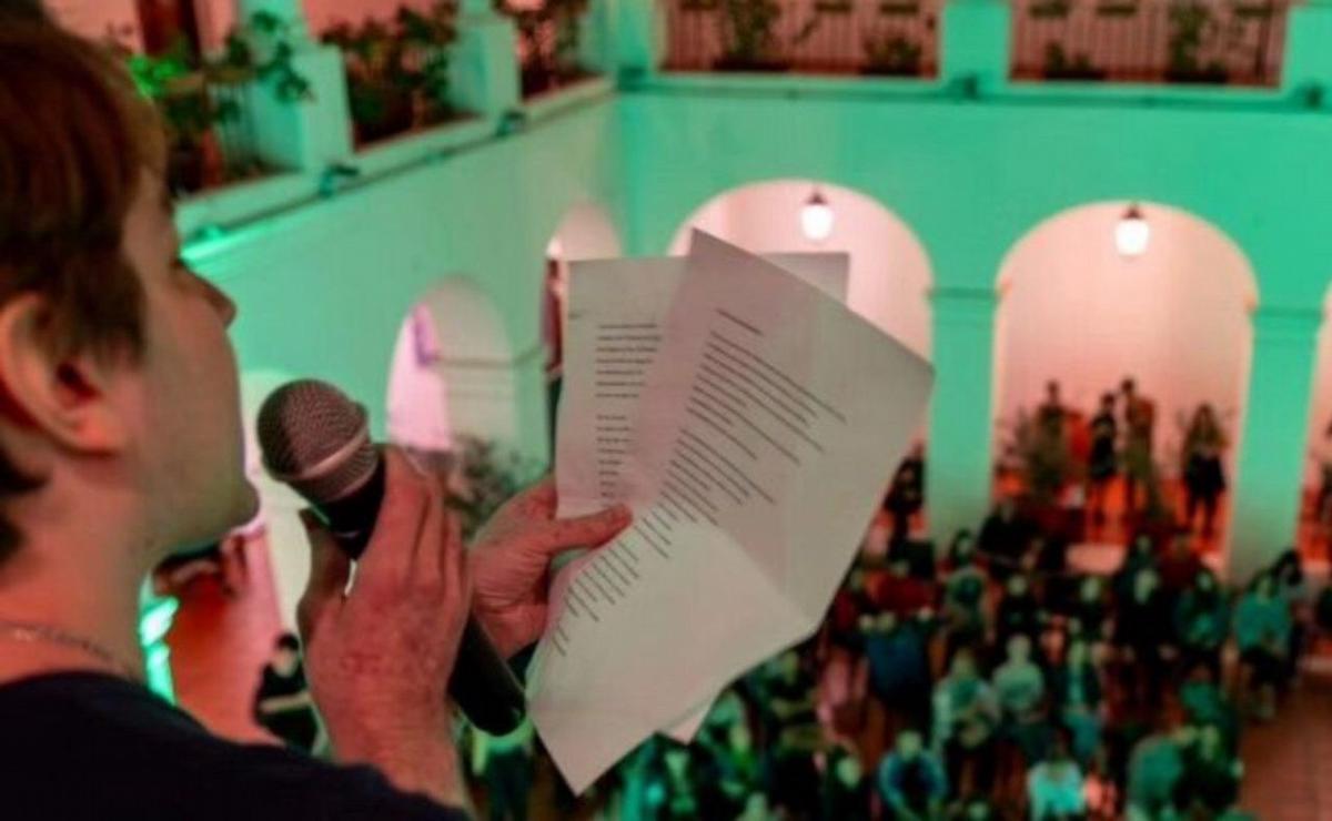 La Noche de las Lecturas llega a la UNC con café, poesía y debate.