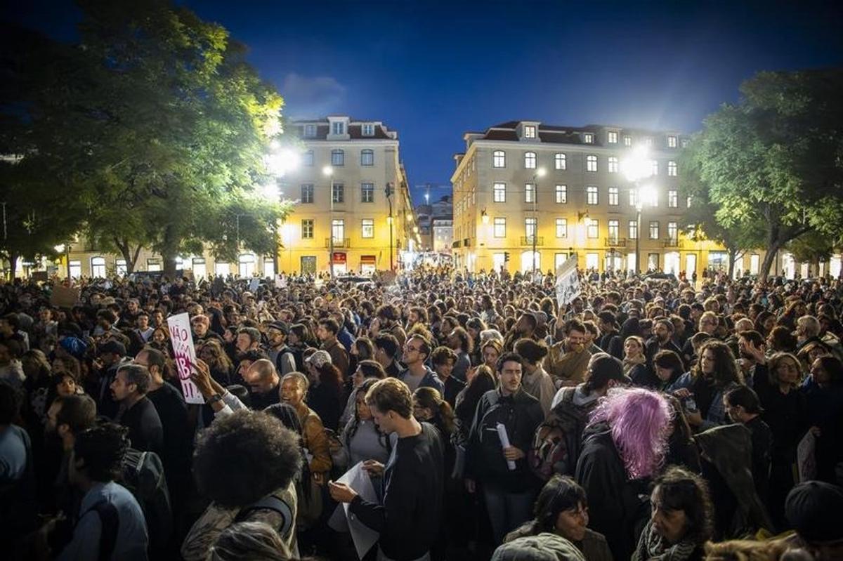 Miles de personas regresan a calles de Portugal en protestas por vivienda.