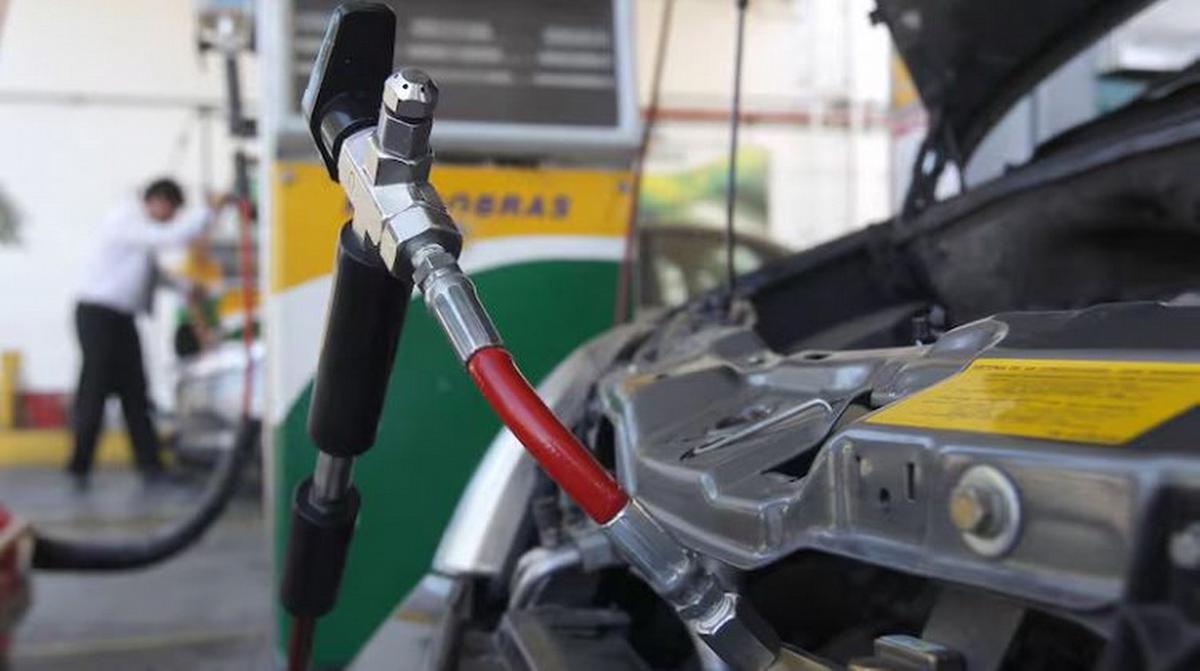 Archivo: Carga de GNC en estaciones de servicio.