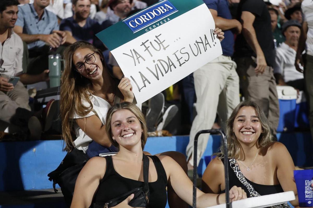 FOTO: La gente disfruta de una nueva noche festivalera en las tribunas. 