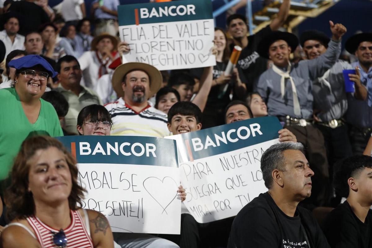 FOTO: La gente disfruta de una nueva noche festivalera en las tribunas. 