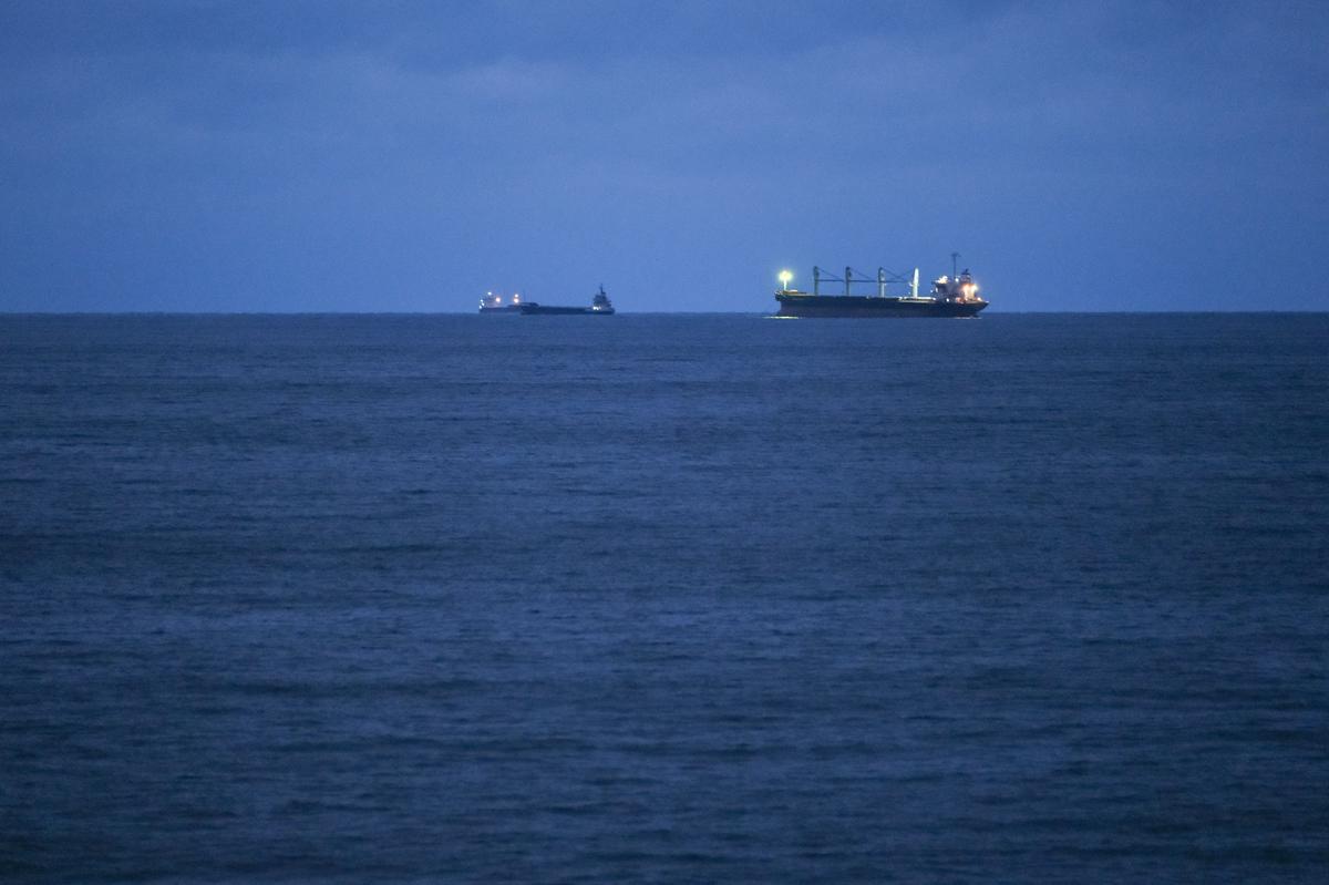 Rumanía intenta rescatar a 8 desaparecidos tras otro incendio en un barco en el mar Negro