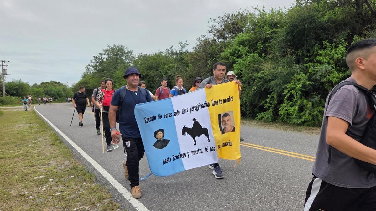 Miles de fieles caminan rumbo a Villa Cura Brochero. (Foto: Matías Arrieta/Cadena 3)