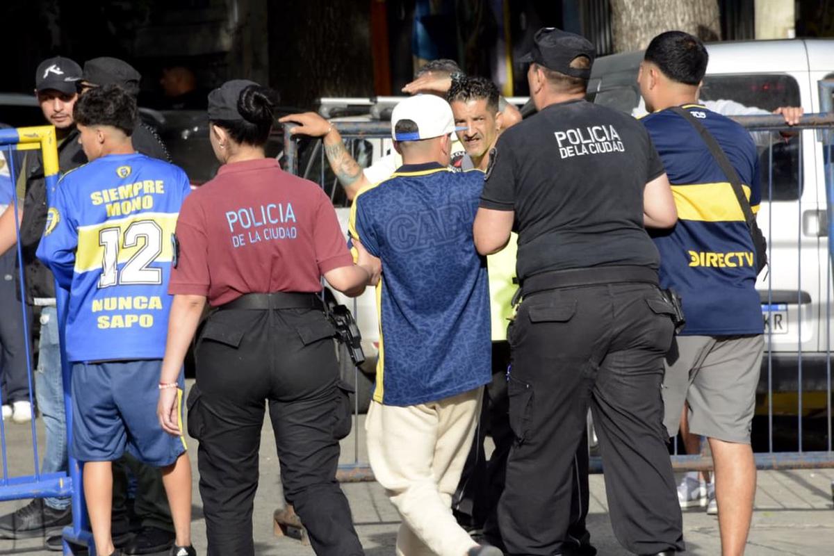Efectivos de la Policía de la Ciudad detienen a un hincha de Boca. Foto: Agencia NA (Ministerio de Seguridad)