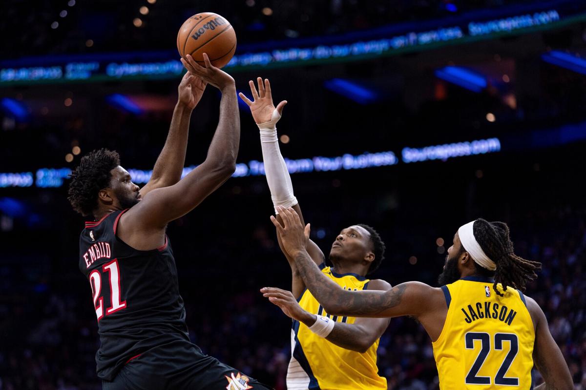 Embiid anota 39 puntos y lidera a 76ers en victoria 115-105 ante Pacers