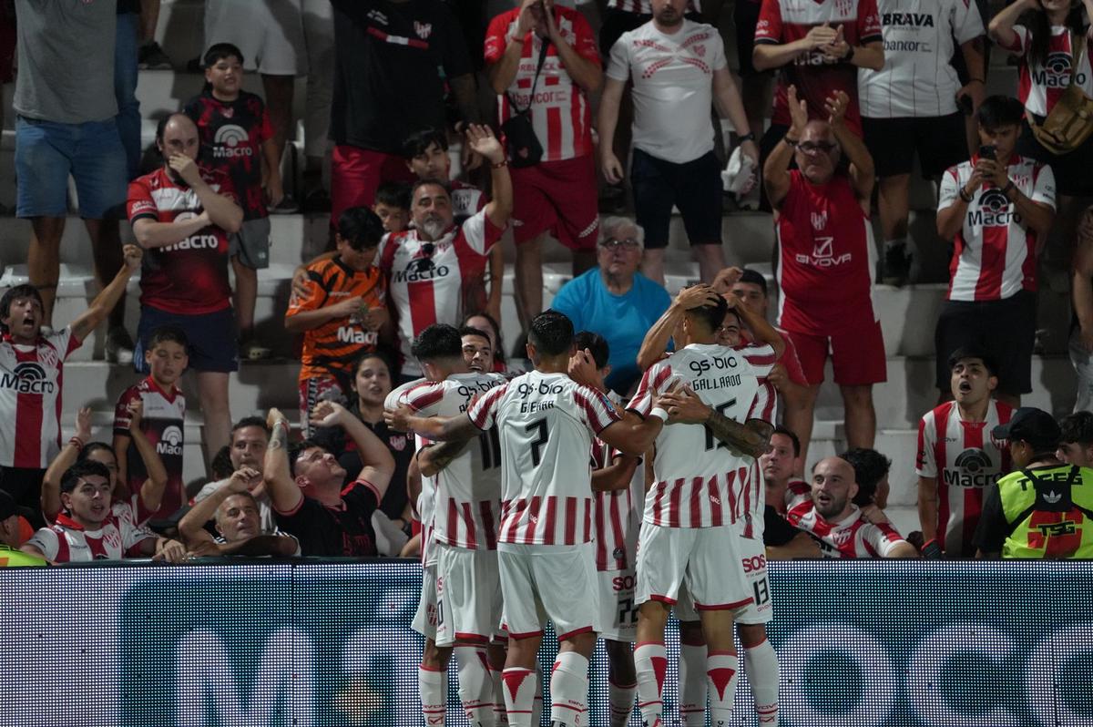 El plantel albirrojo festeja el triunfo sobre la hora. (Foto: Daniel Cáceres/C3)