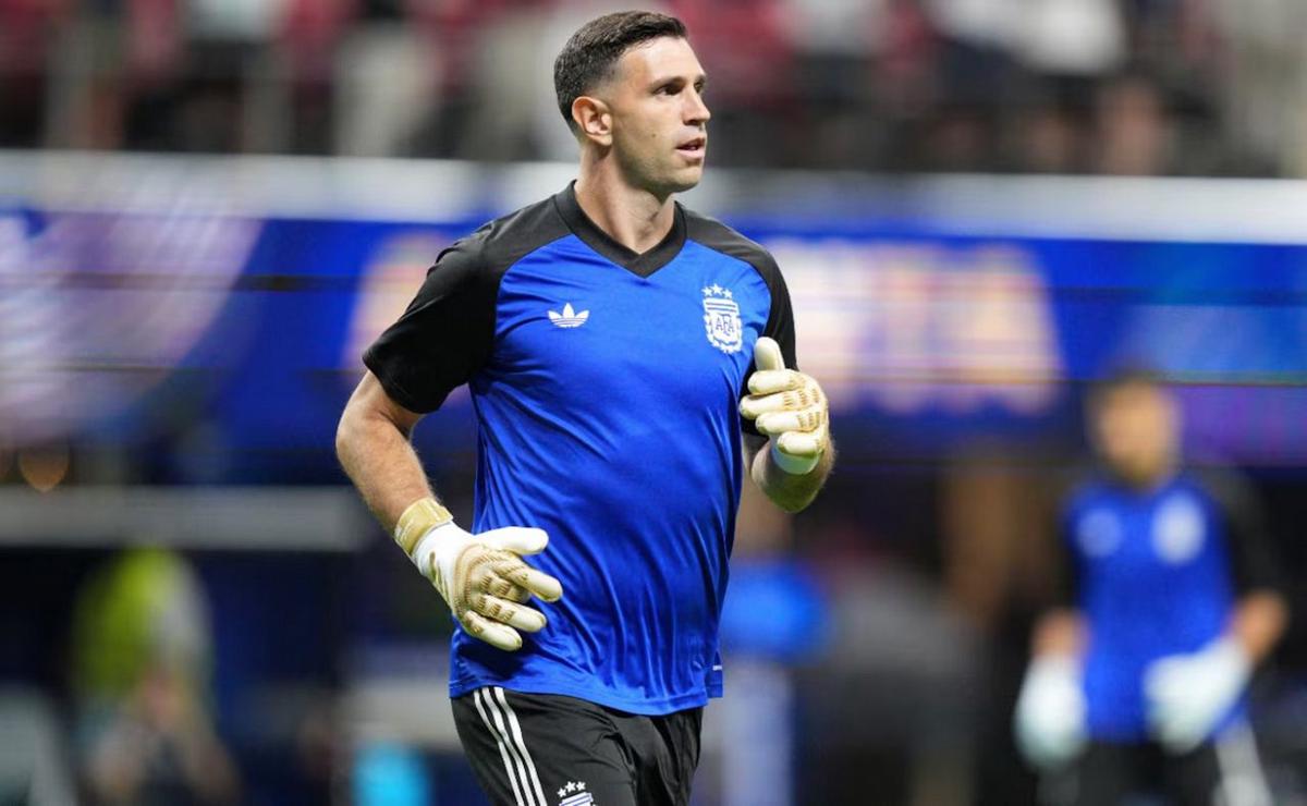 FOTO: Messi prueba al arco en el calentamiento previo a Inglaterra. (Foto: AP)