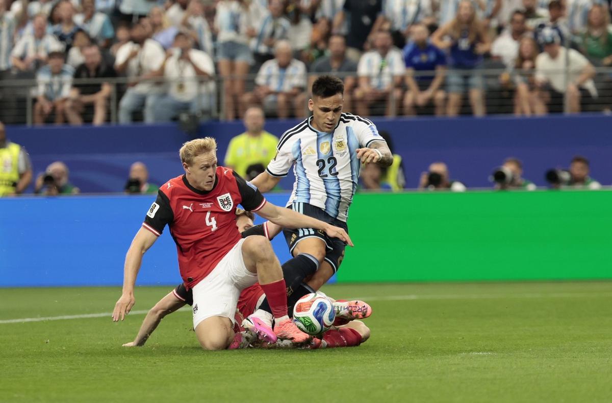 Lautaro Martínez, en el momento en el que le hacen penal (Foto: @Argentina)