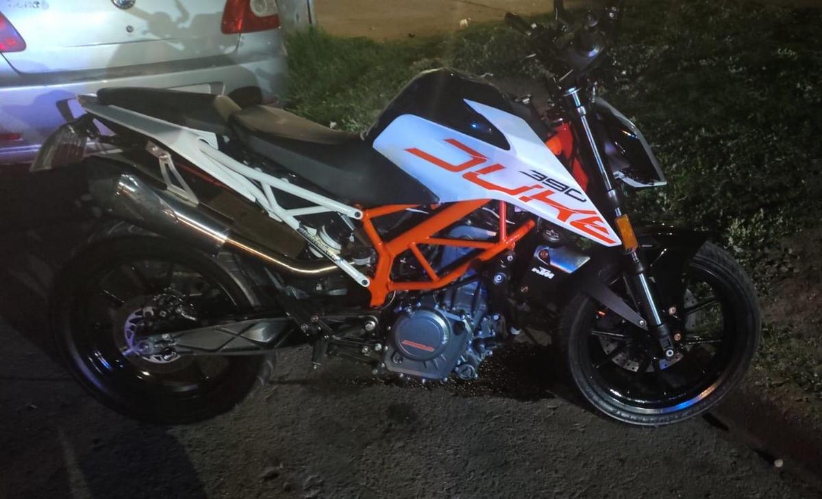 La moto en la que circulaba el hombre. (Foto: Policía)