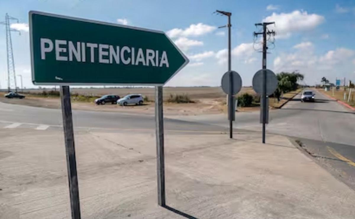 FOTO: Un cartel anuncia la cárcel de Bouwer, Córdoba (gentileza: La Nación).