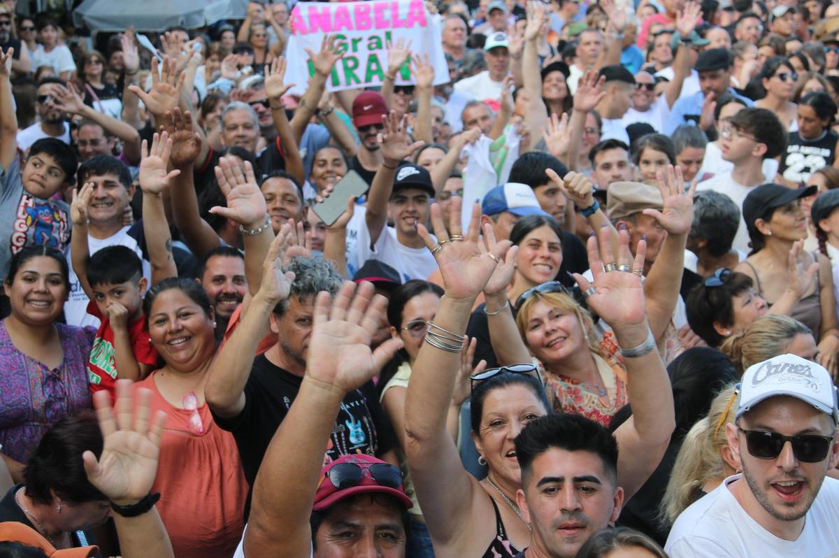 Una multitud en La Peña de La Sole en Cosquín. (Foto: Daniel Cáceres/C3)