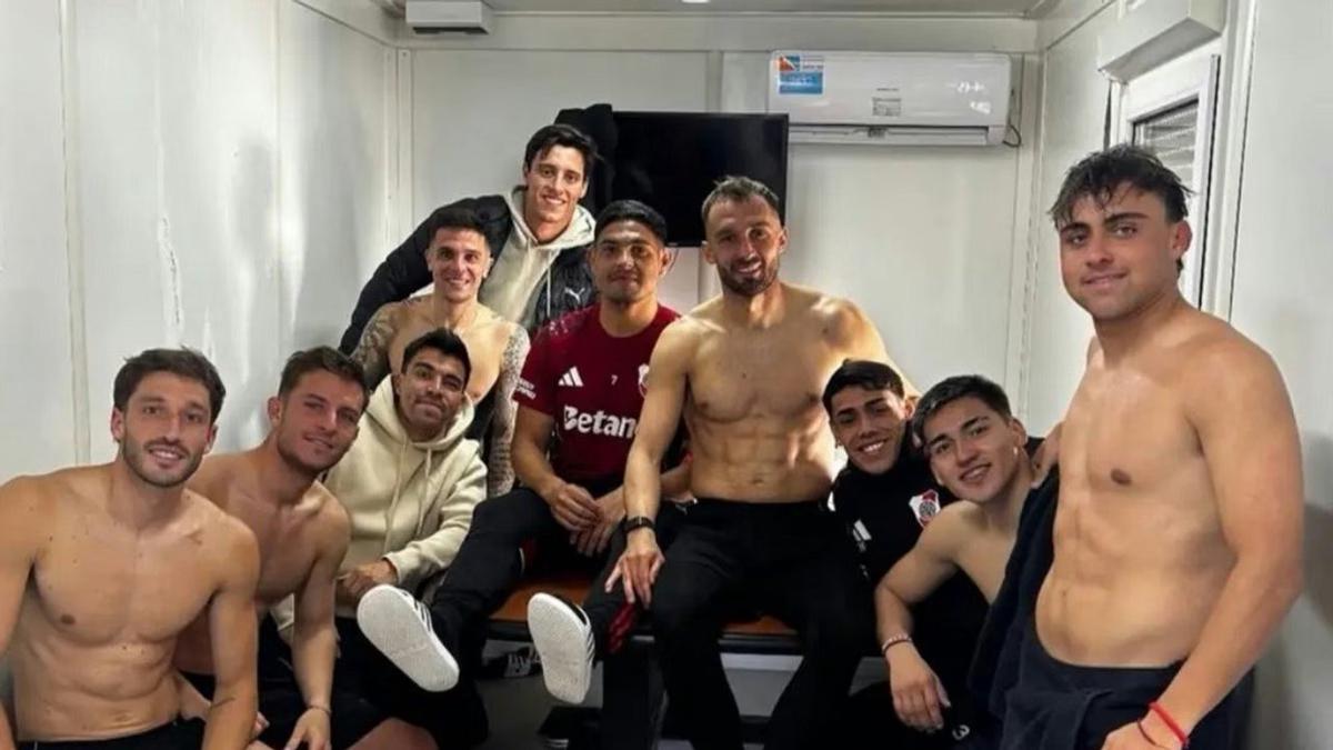 Varios de los jugadores de River que entrenaron apartados.