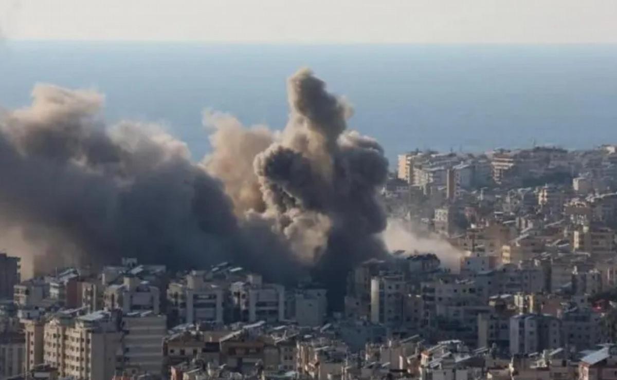 El humo se eleva sobre Beirut después de los ataques aéreos del lunes. Foto: Reuters