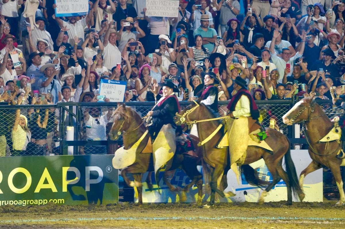 El Chaqueño Pálavecino entró a caballo.
