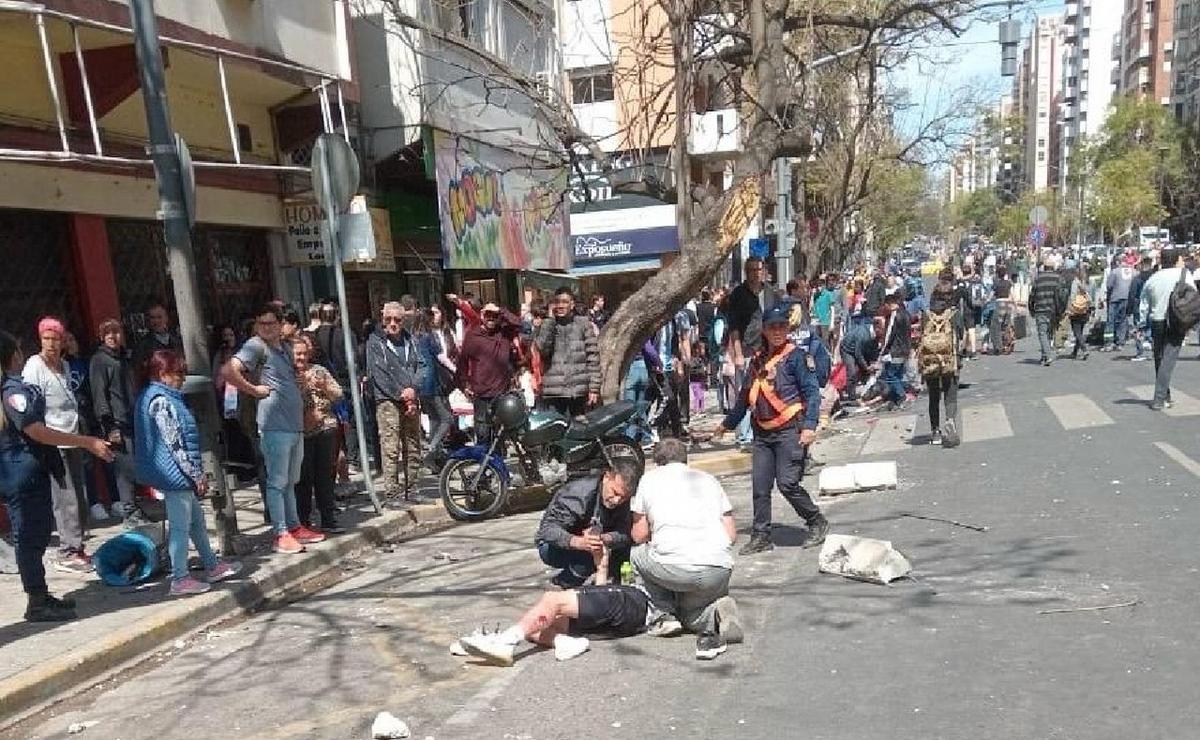 FOTO: Varios heridos tras el choque en Av. Chacabuco. (Foto: Daniel Cáceres/Cadena 3)