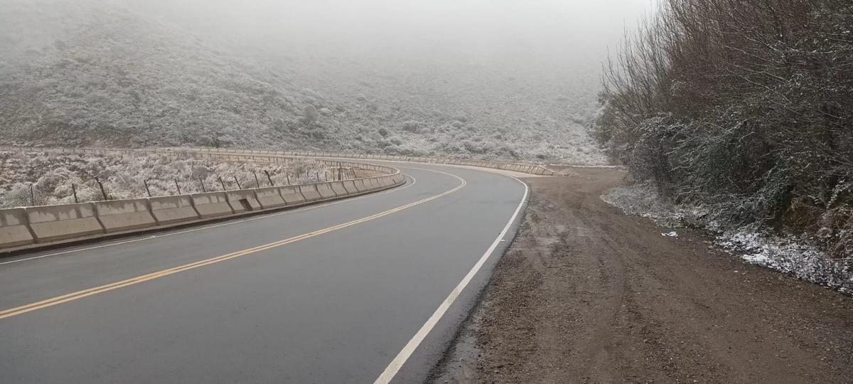 Frío extremo: cierran el Camino del Cuadrado por hielo sobre la calzada.