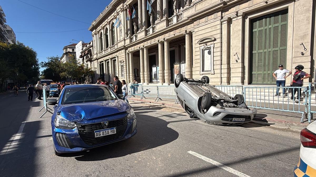 Impactante vuelco en pleno centro de Córdoba. (Celeste Benecchi/C3).