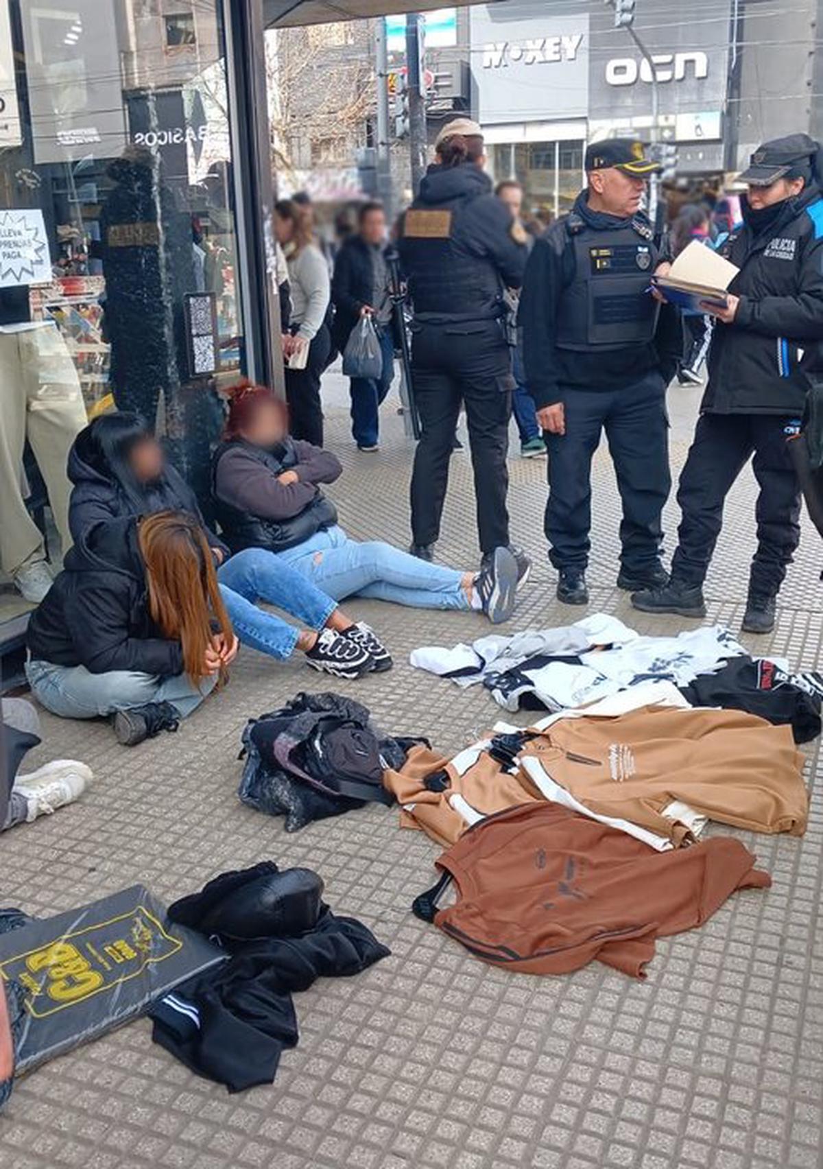 Detenidos en Flores: cinco personas robaban ropa en comercios de la avenida Avellaneda