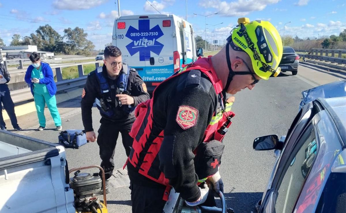 Fuerte choque en Circunvalación y Ayacucho: bomberos rescataron herido en Rosario.
