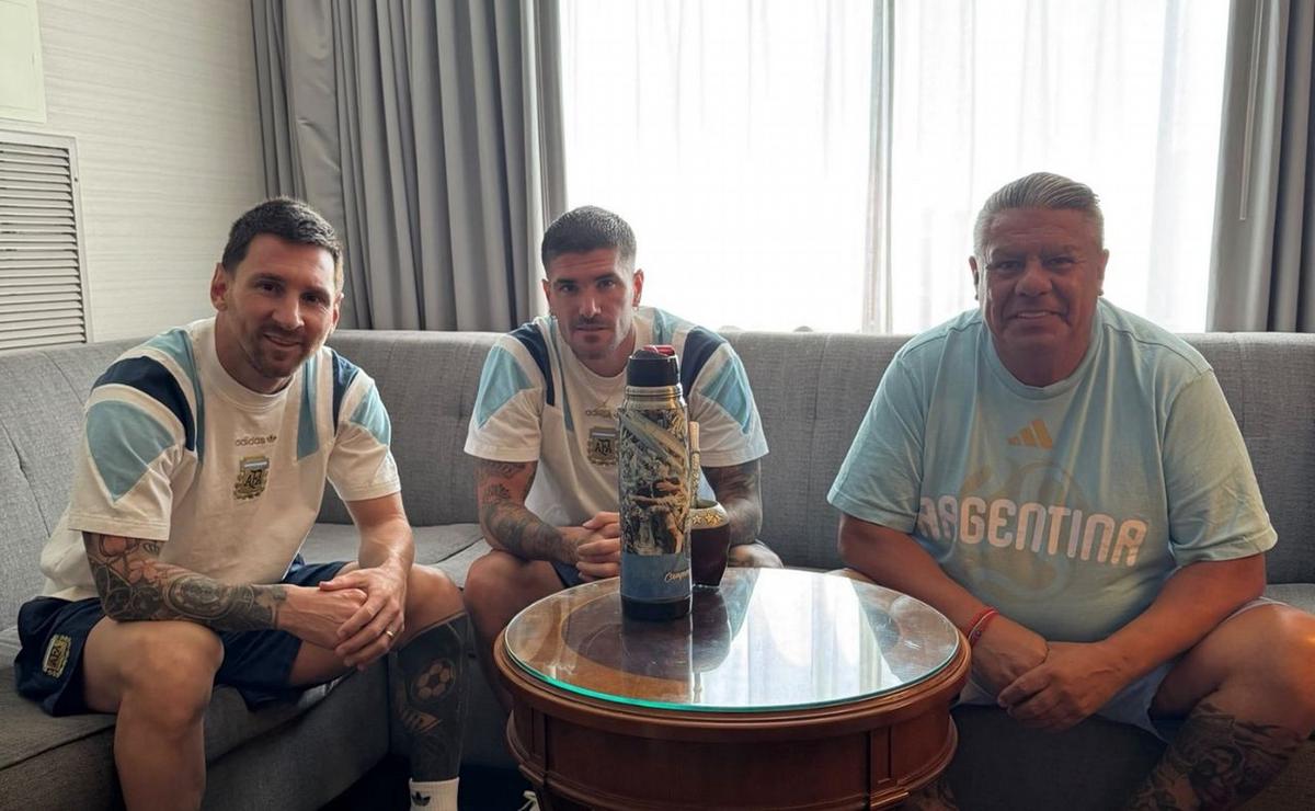 “Chiqui” Tapia, Messi y De Paul en la foto antes de la final del Mundial 2026.